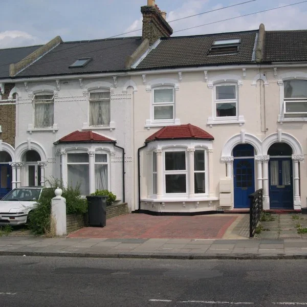 Flat Cranston Road in Greater London
