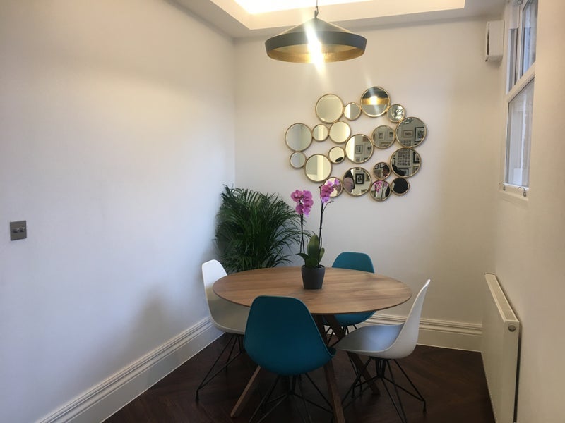 Room Grove Road in Greater London