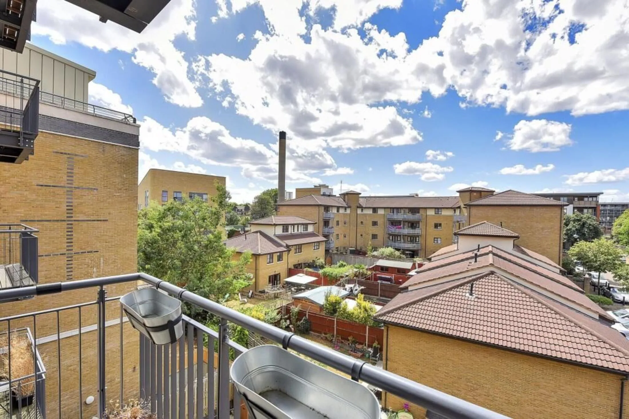 Flat Primrose Close in Greater London