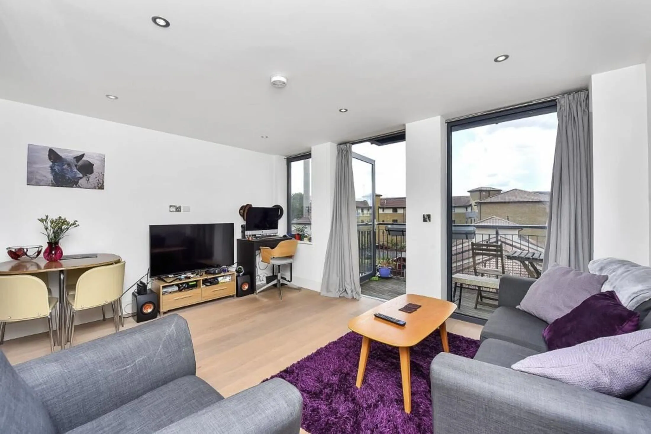 Flat Primrose Close in Greater London