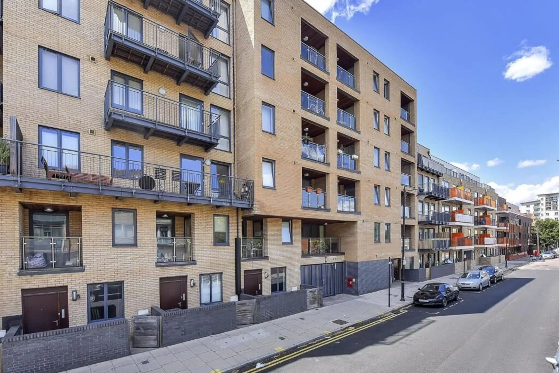 Flat Primrose Close in Greater London