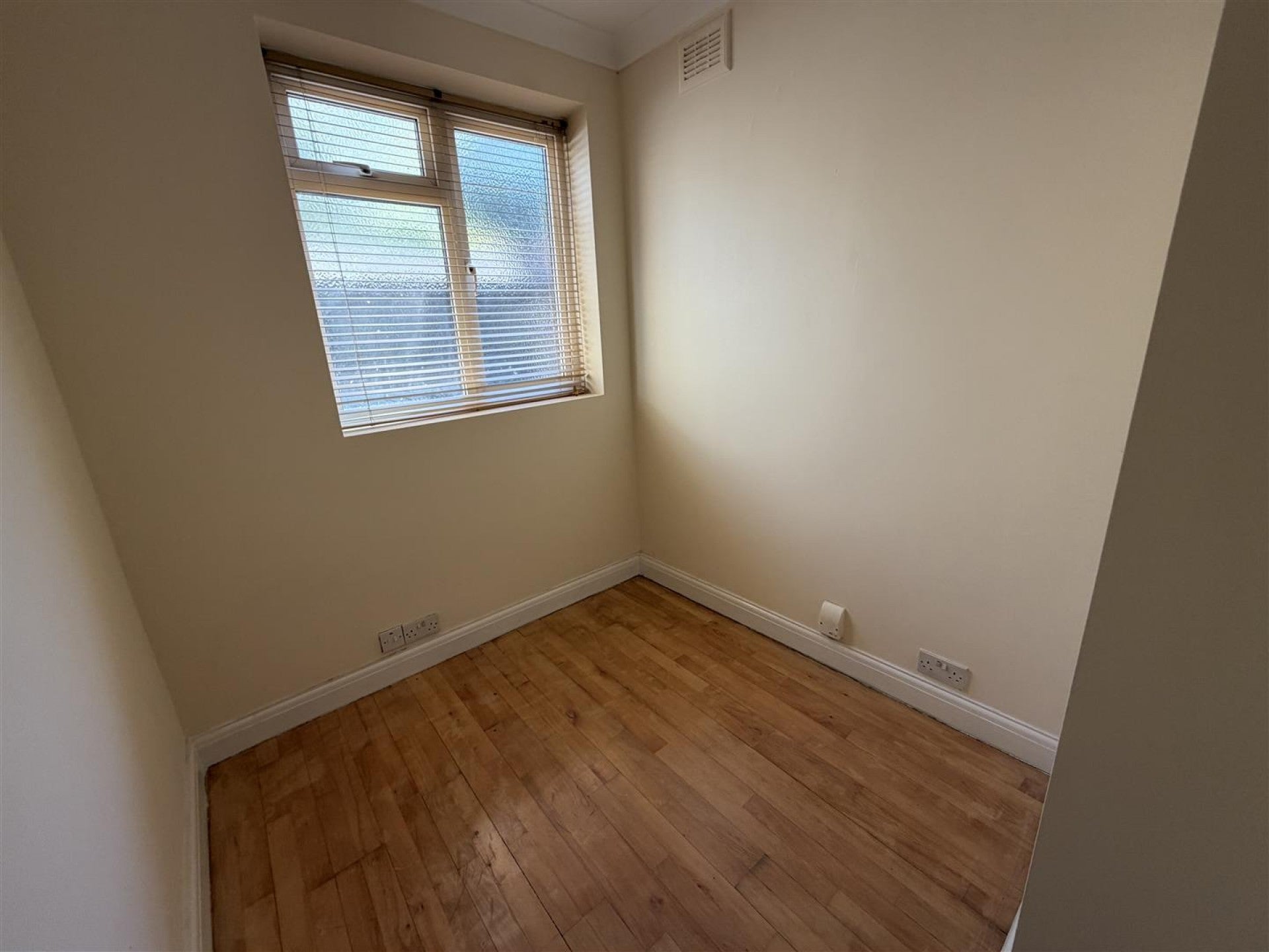 House Beech Hall Crescent in Greater London