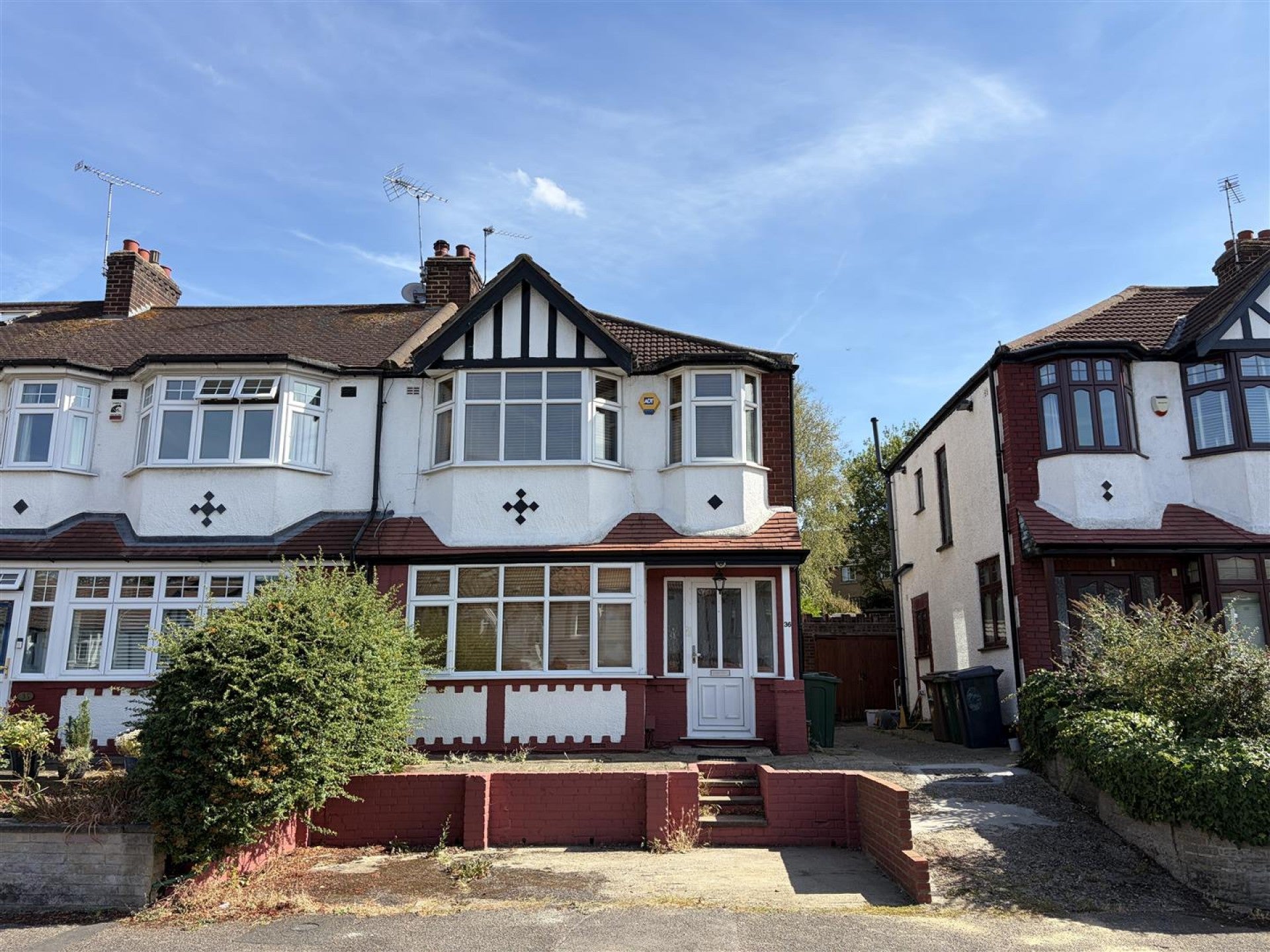 House Beech Hall Crescent in Greater London