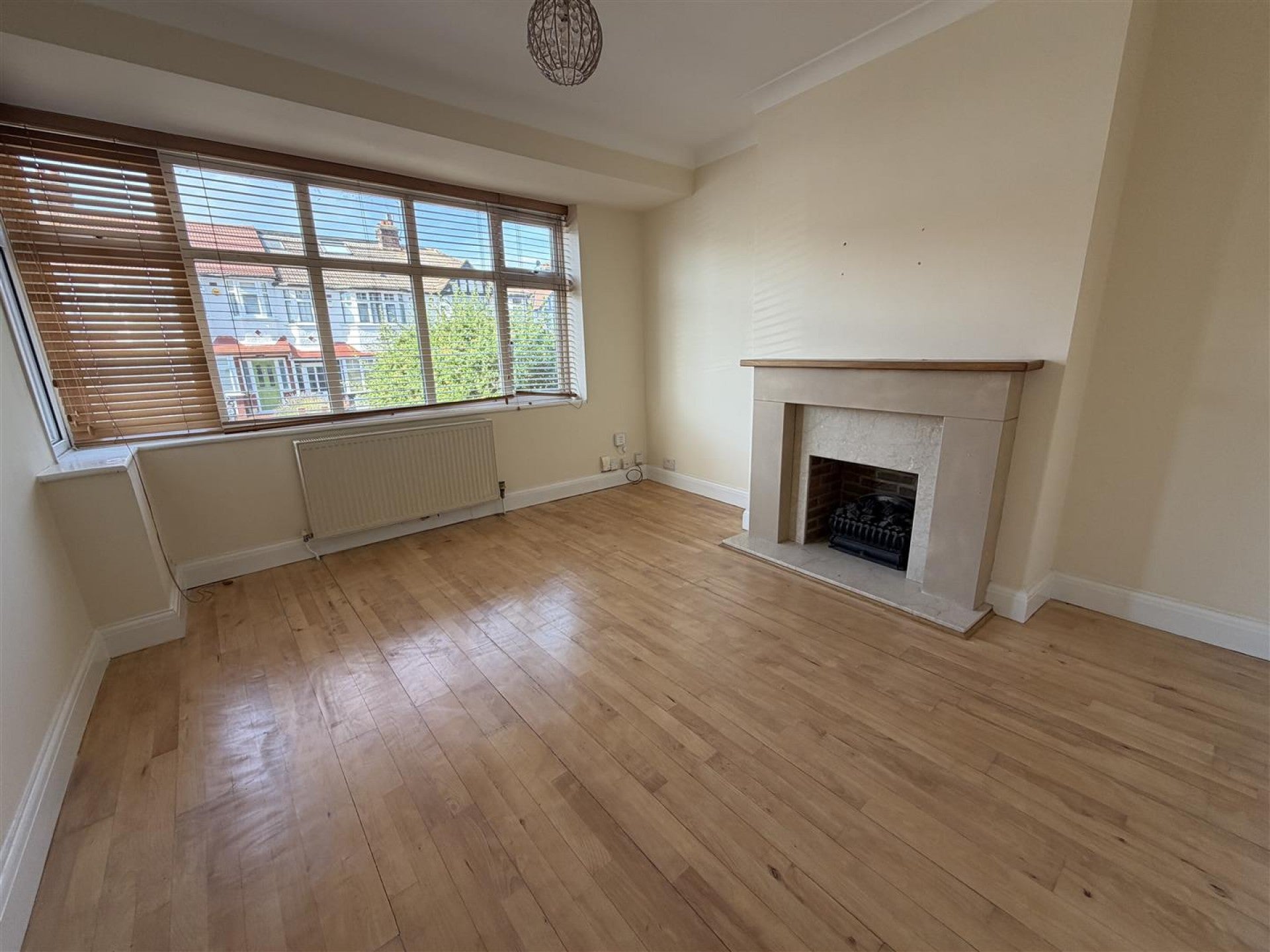 House Beech Hall Crescent in Greater London