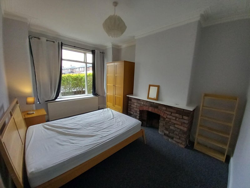 Room Manor Road in Trafford
