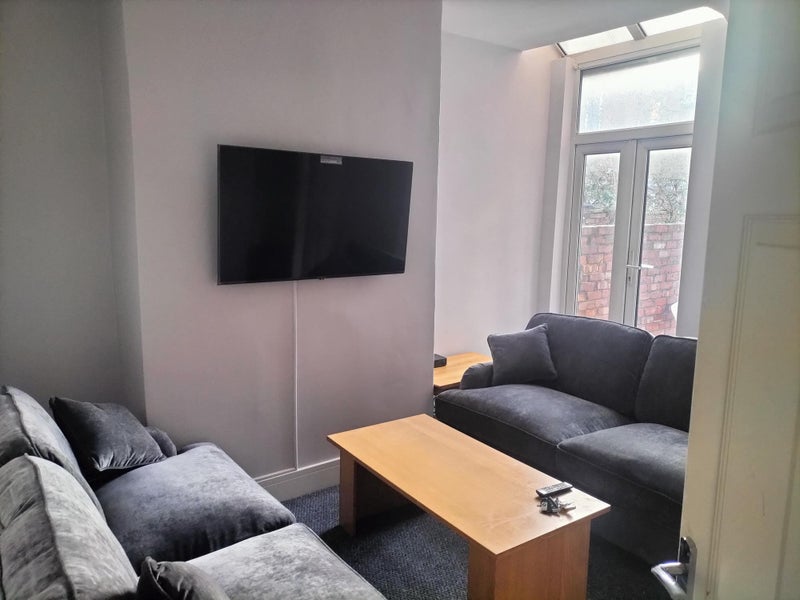 Room Manor Road in Trafford