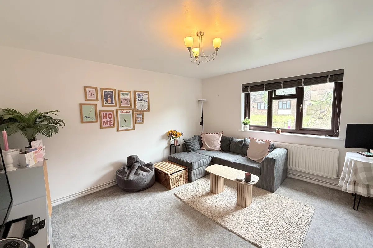 Flat Pinewood Way in Mid Sussex
