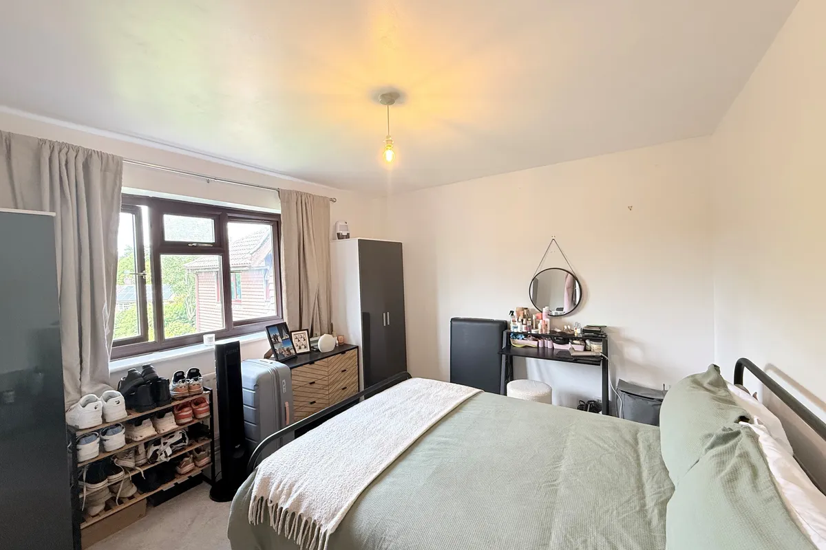 Flat Pinewood Way in Mid Sussex