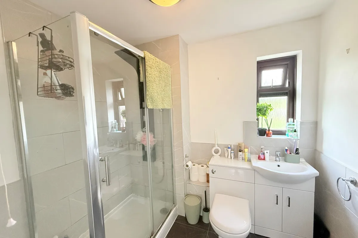 Flat Pinewood Way in Mid Sussex