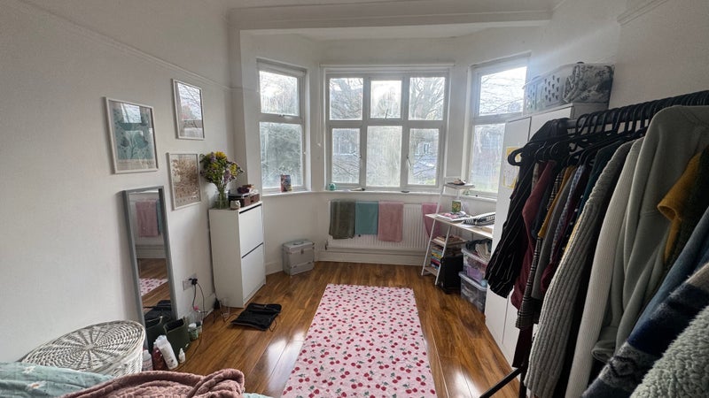 Flat Gunnersbury Avenue in Greater London