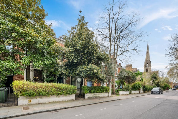 Flat Knatchbull Road in London