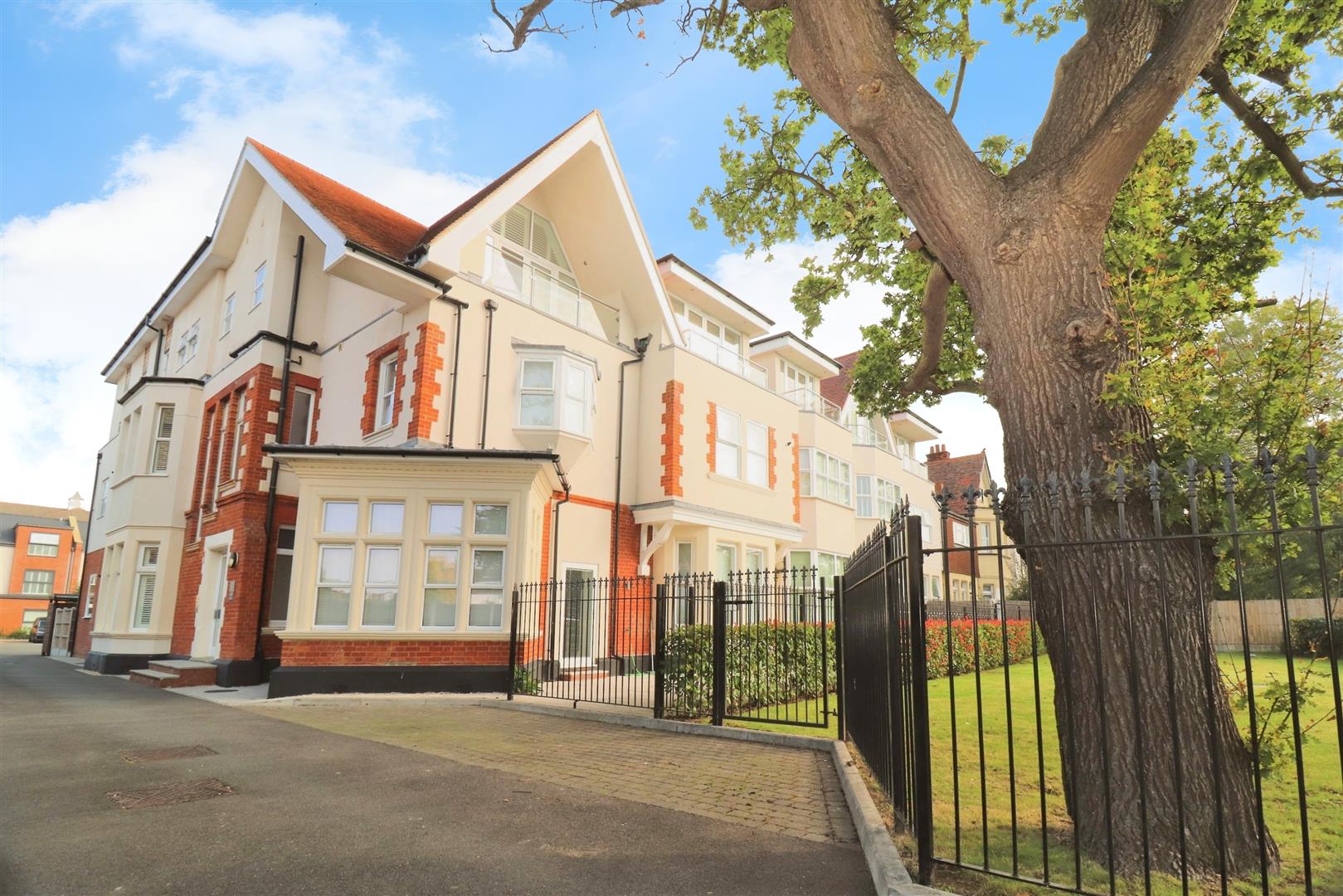 Flat Imperial Avenue in Southend-on-Sea