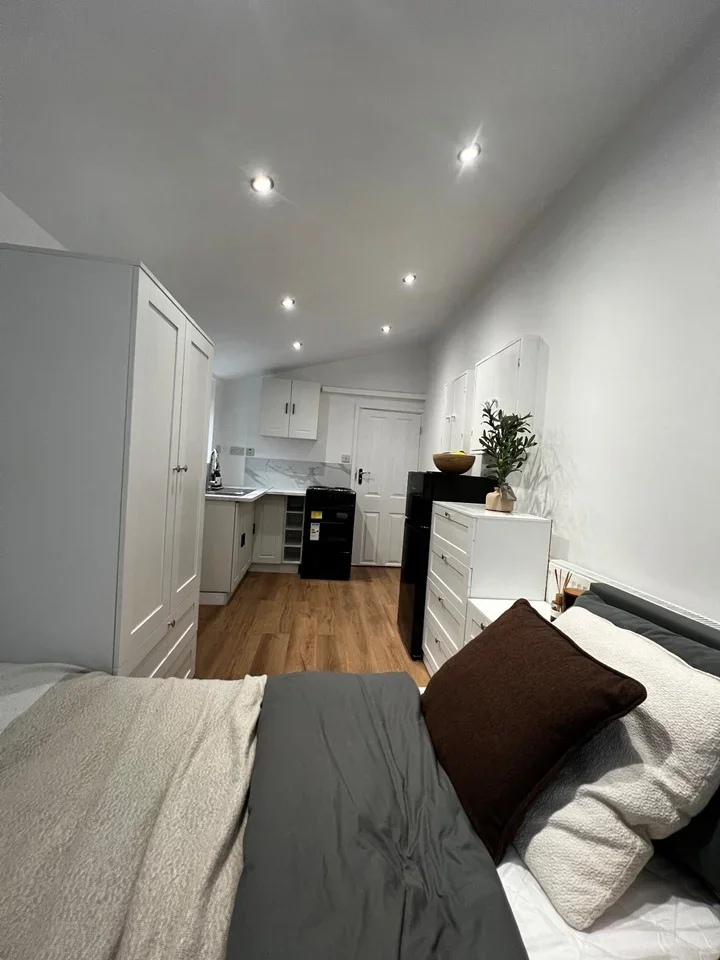 Flat Harwood Avenue in Greater London