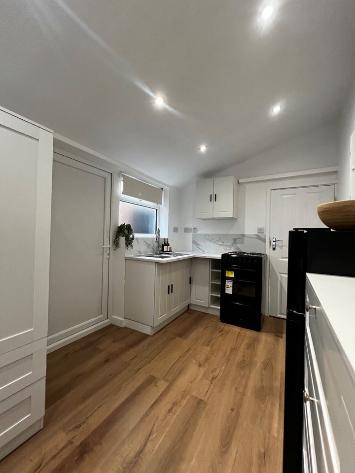 Flat Harwood Avenue in Greater London