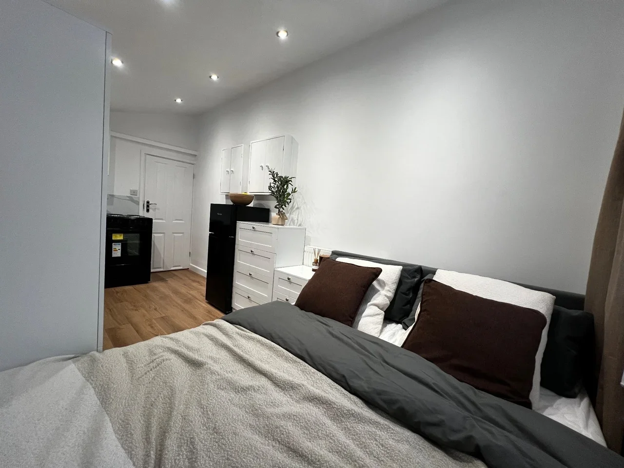 Flat Harwood Avenue in Greater London