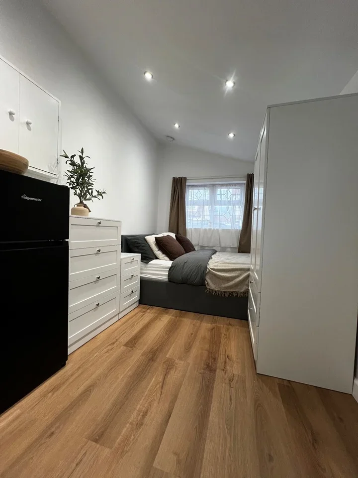 Flat Harwood Avenue in Greater London