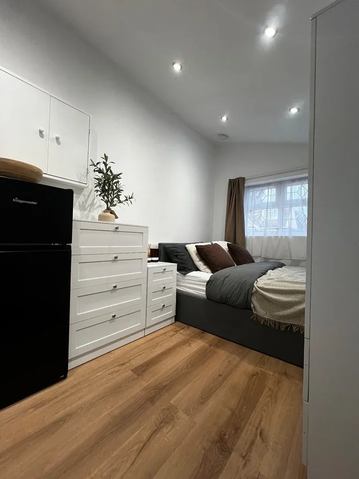 Flat Harwood Avenue in Greater London