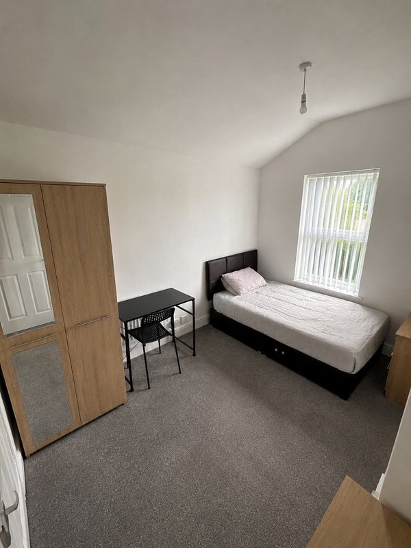 Room Hunton Road in Birmingham