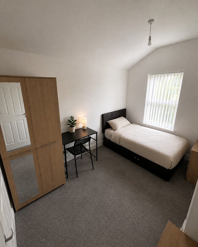 Room Hunton Road in Birmingham