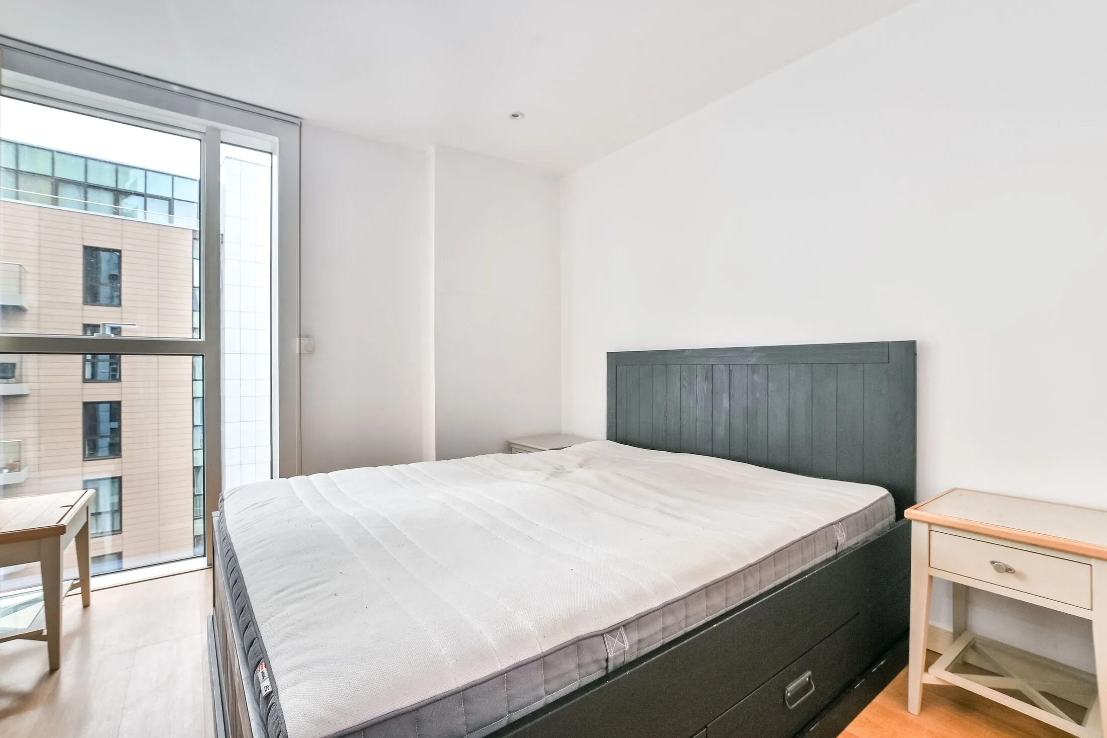 Flat Goodchild Road in Greater London