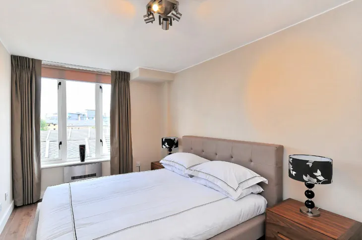 Flat Wapping High Street in Greater London