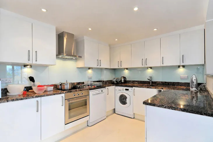 Flat Wapping High Street in Greater London