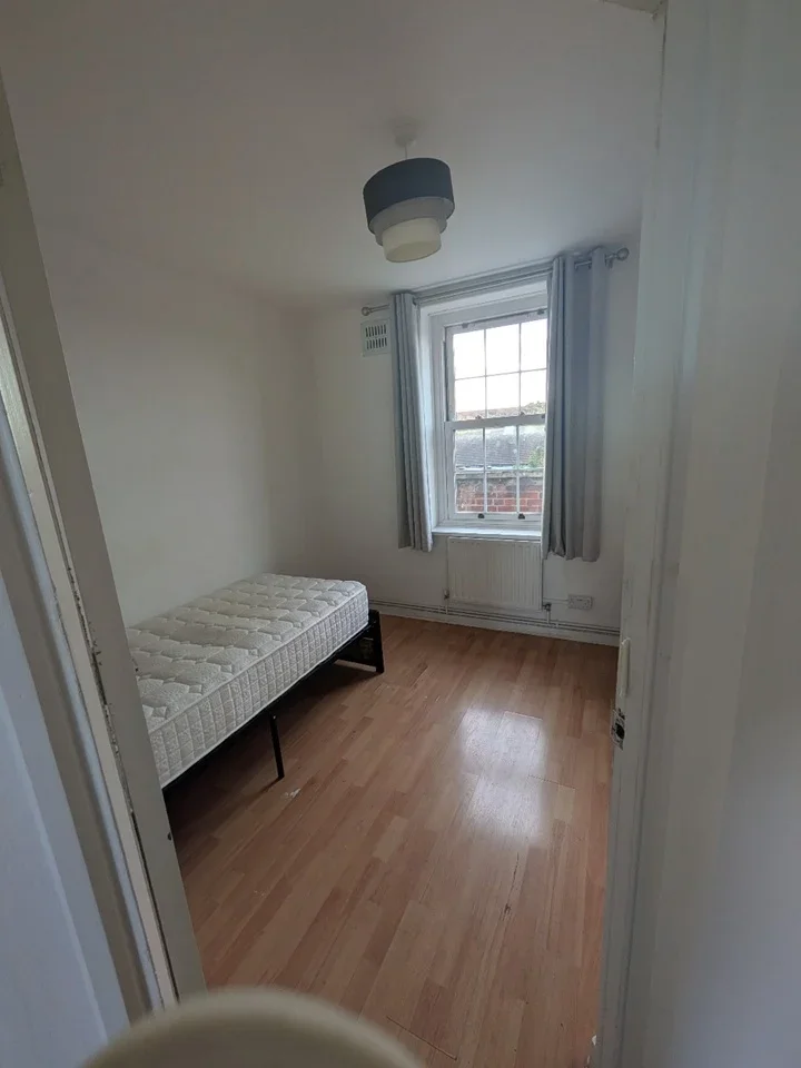 Flat Martin Way in Greater London