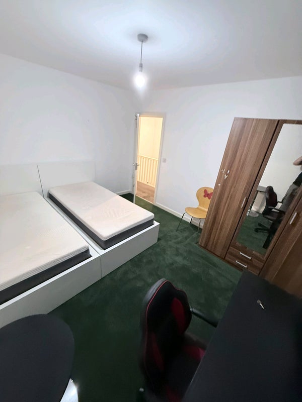 Room Skeffington Road in Greater London