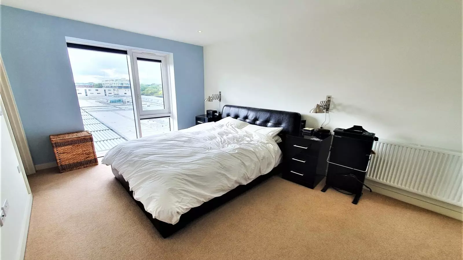 Flat Hayling Way in Greater London