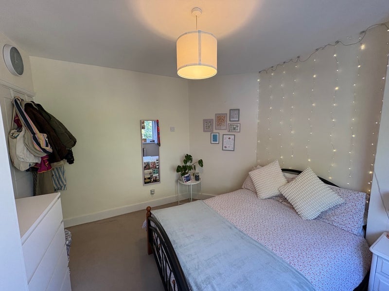 Room Seely Road in Greater London