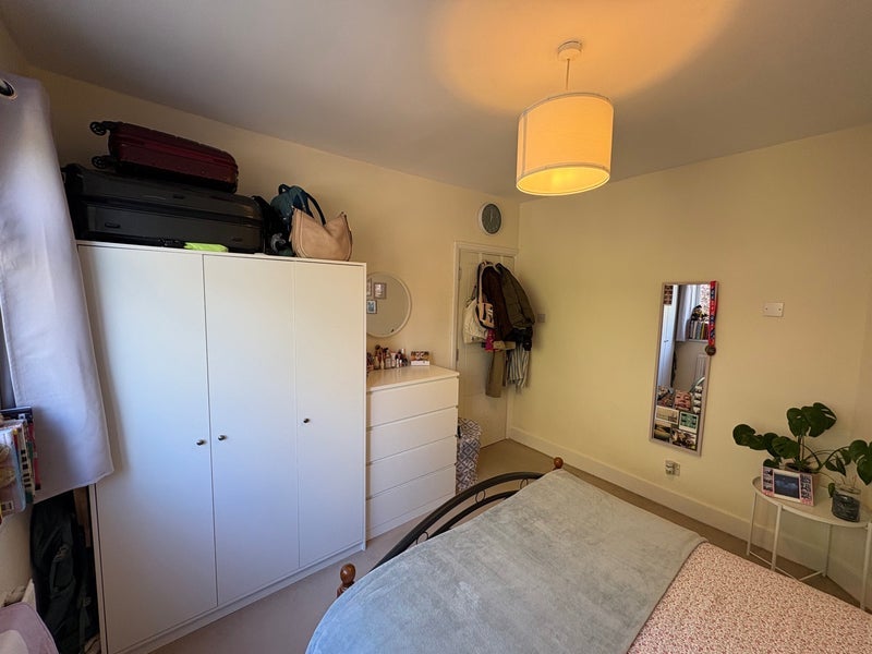Room Seely Road in Greater London