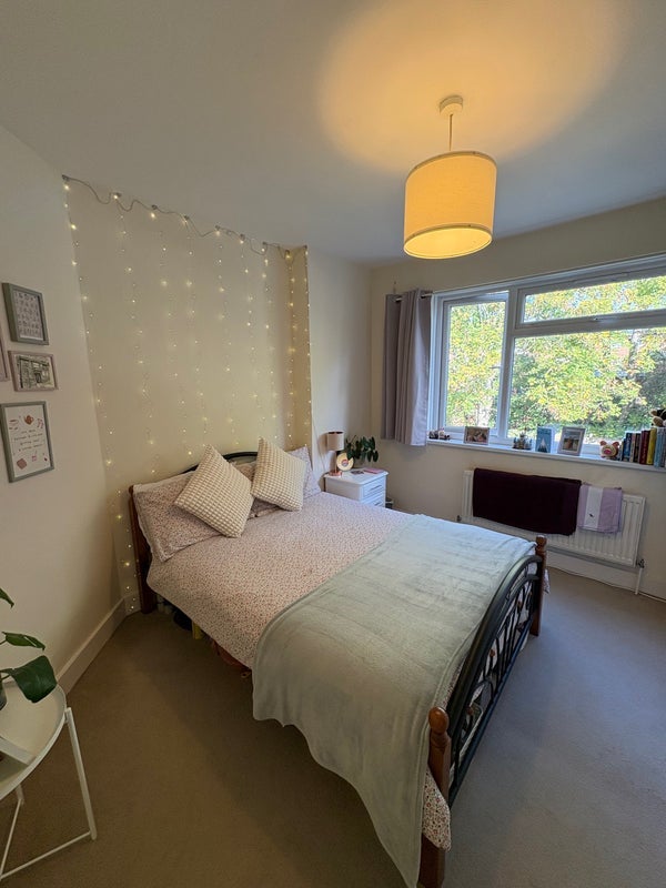Room Seely Road in Greater London