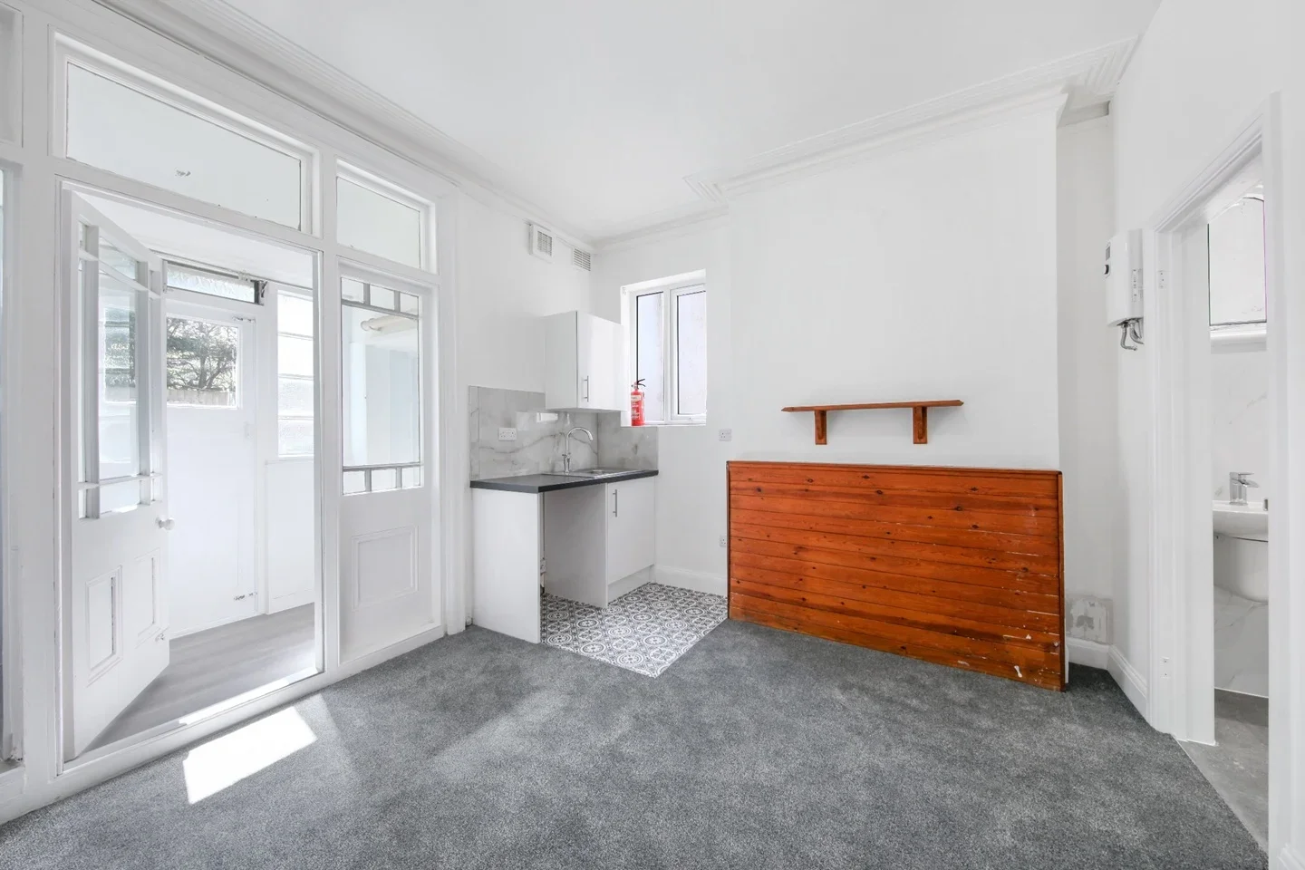 Flat Kingscourt Road in Greater London