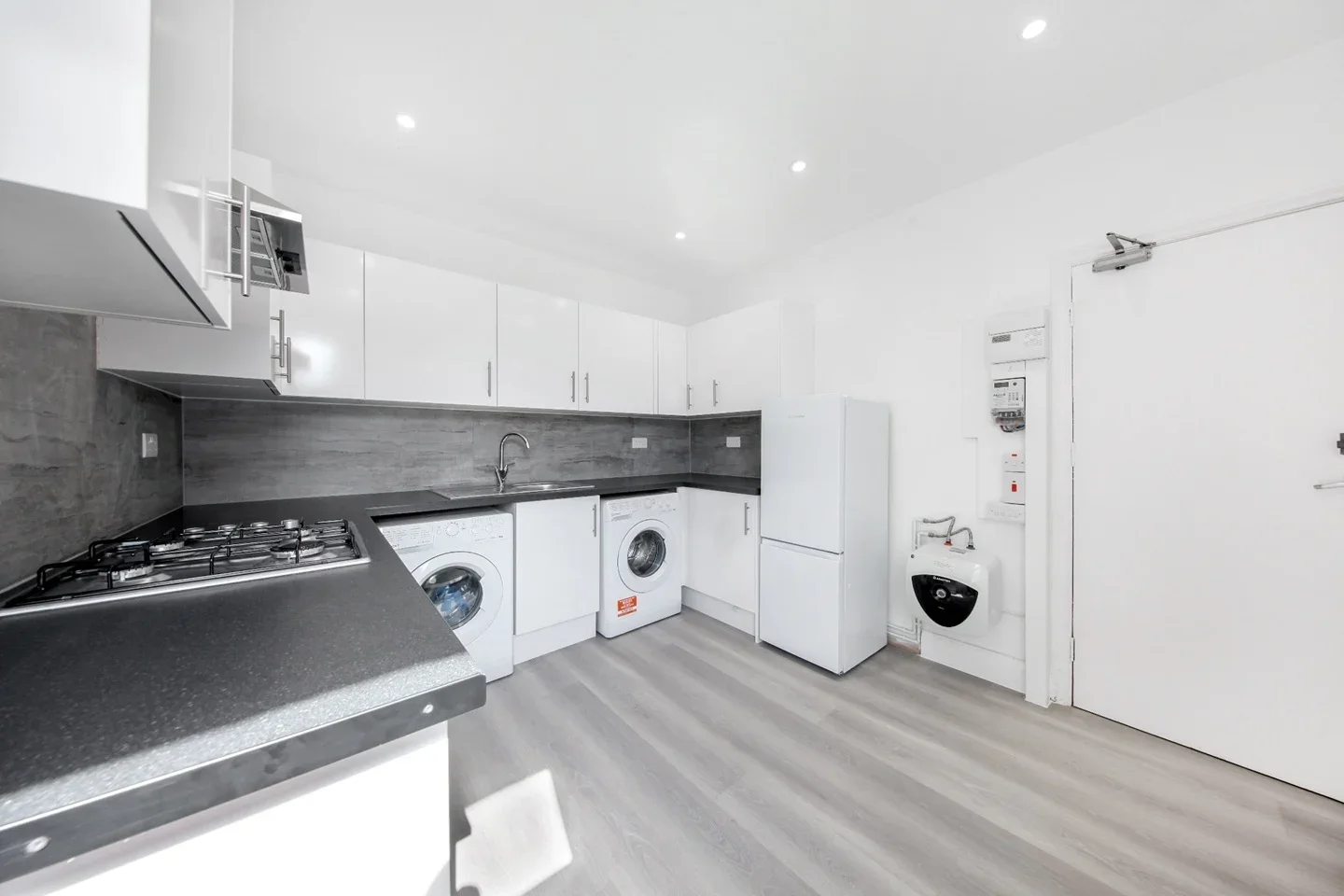 Flat Kingscourt Road in Greater London