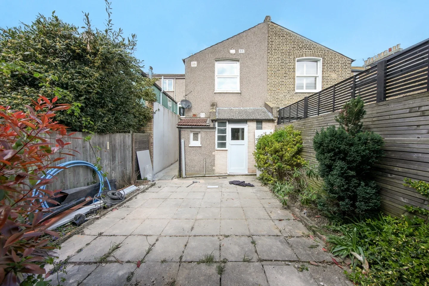 Flat Kingscourt Road in Greater London