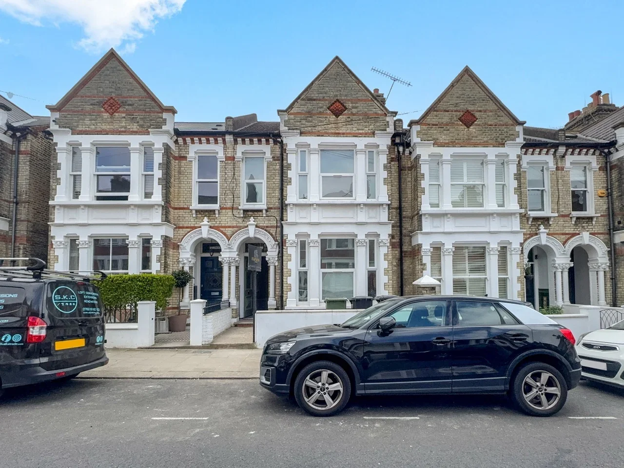Flat Kingscourt Road in Greater London