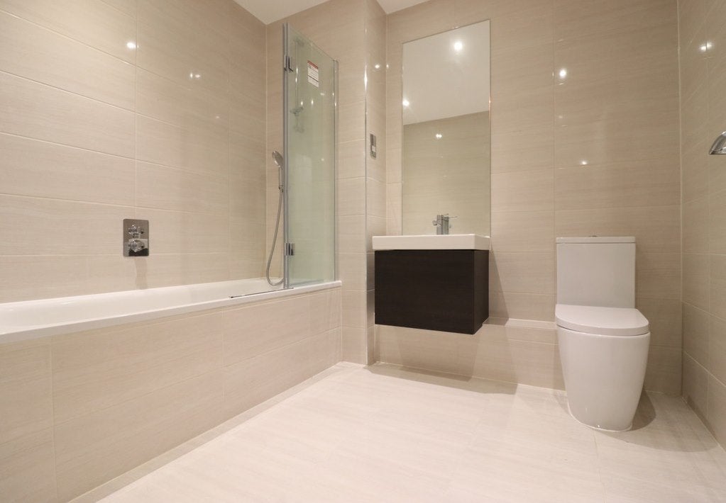 Flat Ravenscar Road in London