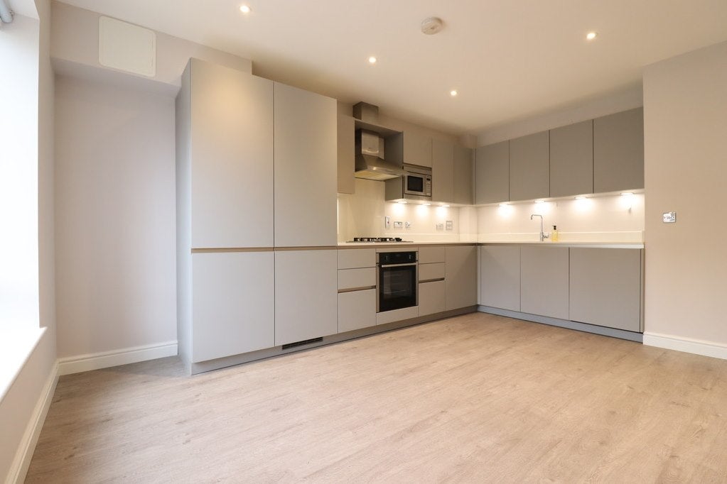 Flat Ravenscar Road in London