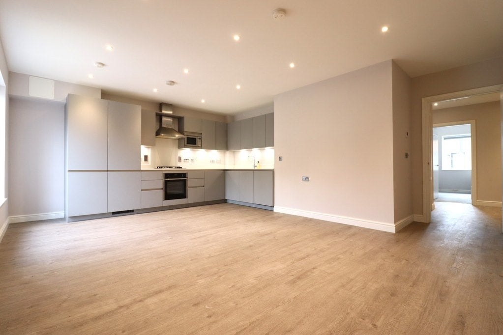 Flat Ravenscar Road in London