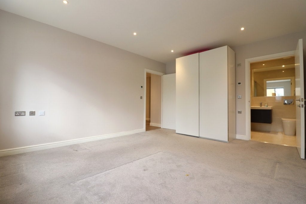 Flat Ravenscar Road in London