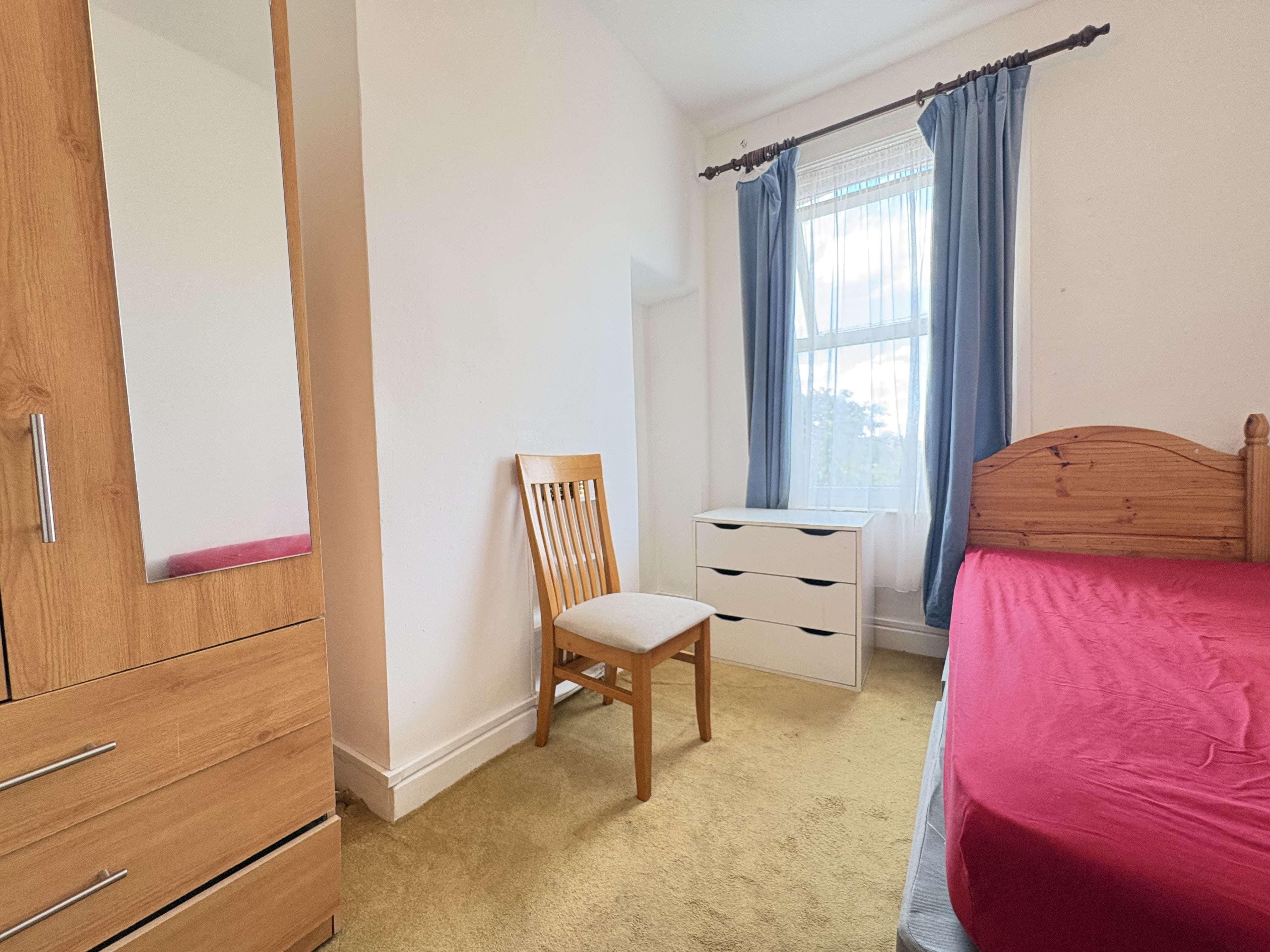 Room Hazelbank Road in Greater London