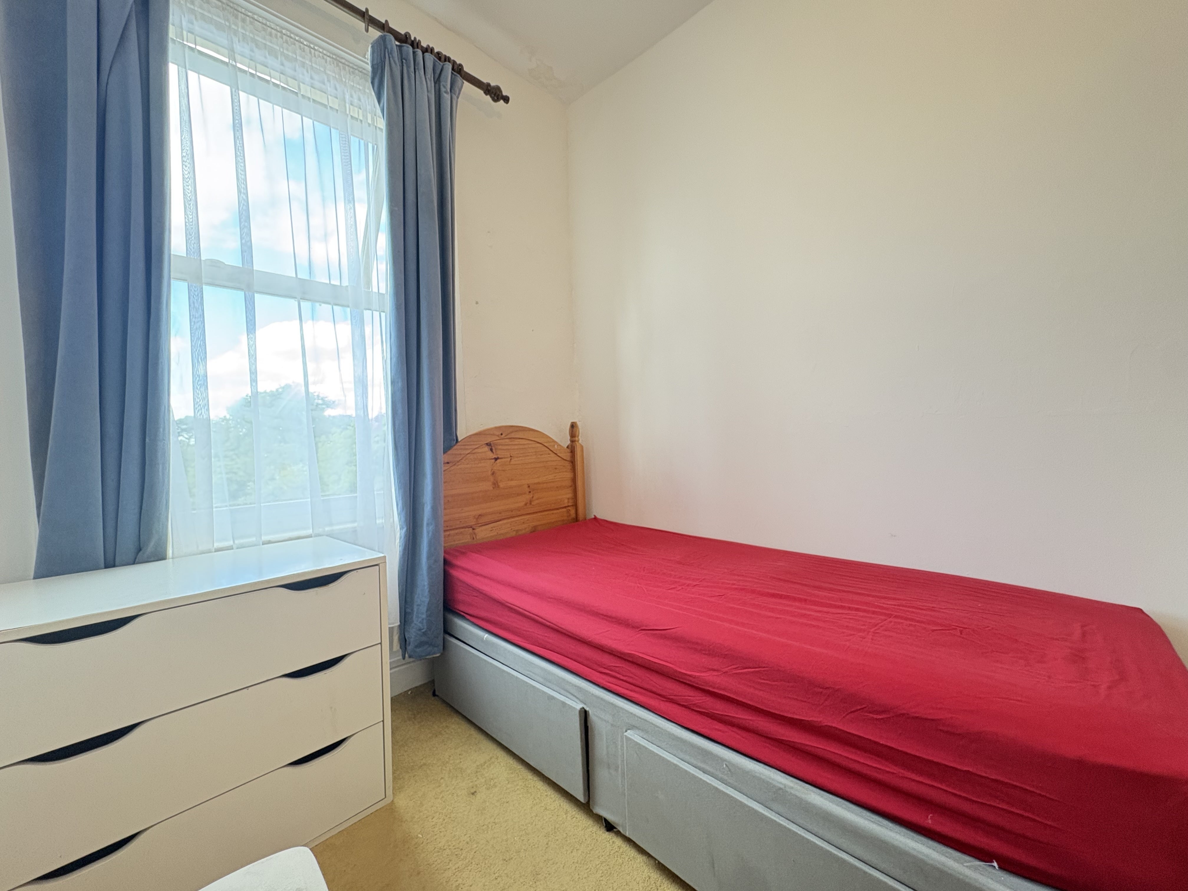 Room Hazelbank Road in Greater London