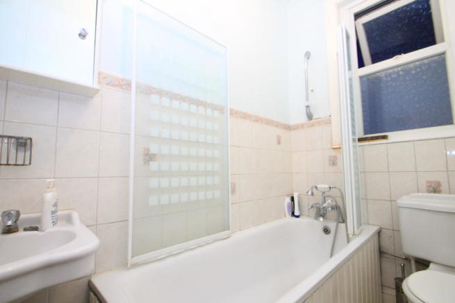 Room Hazelbank Road in Greater London
