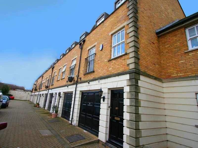 Room Heritage Court in Greater London