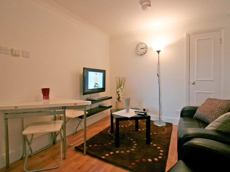 Room Heritage Court in Greater London