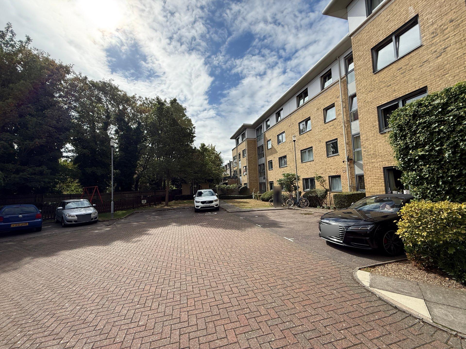 Flat Stock Orchard Crescent in Greater London