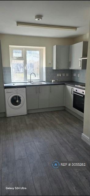Flat Gladstone Street in Pont-y-waun