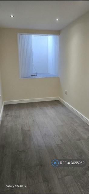 Flat Gladstone Street in Pont-y-waun