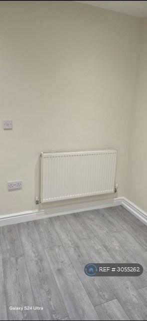 Flat Gladstone Street in Pont-y-waun