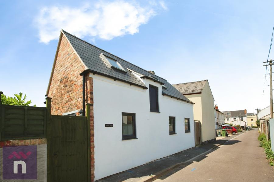 House Brooksdale Lane in Cheltenham
